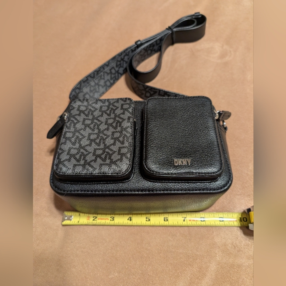 DKNY Tinsley Crossbody or "camera bag" style NWT - Picture 2 of 16